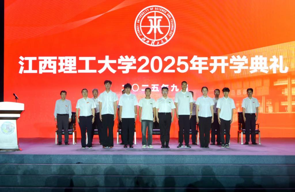 黄校戴校徽.jpg